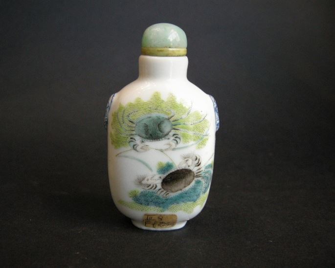 Snuff bottle porcelain decorated in polychrome crab | MasterArt
